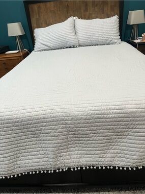 Light Gray King Size Quilt Set with 2 King Shams